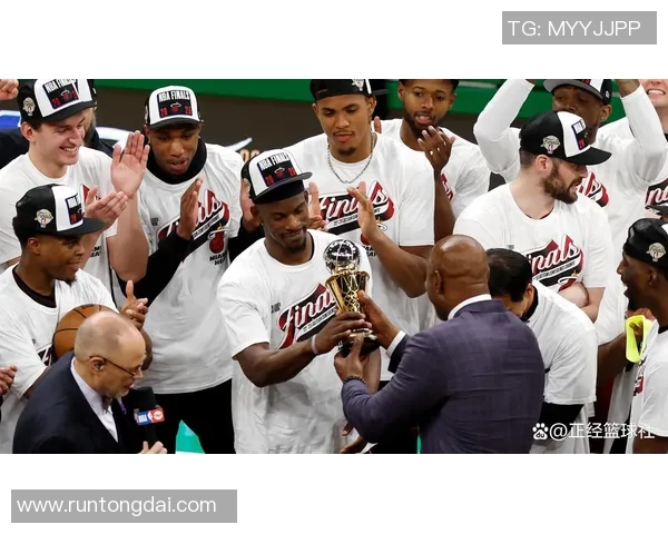 吉米巴特勒领衔热火队奋战季后赛展现超强竞争力与团队精神